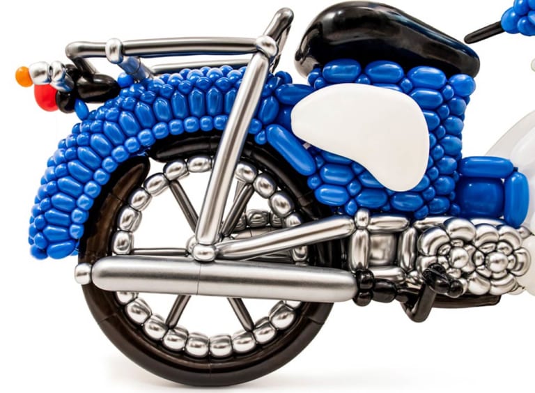風船でできたスーパーカブ「浮かれたスーパーカブ」(バルーンアーティスト Masayoshi matsumoto)|ホンダのクリエイター応援プロジェクト「THE POWER OF CRAFTS」始動