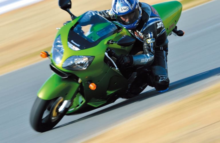 時代を切り拓いた革新のエポックマシン:カワサキ ニンジャZX-12R|革新のエポックマシン:カワサキ ニンジャZX-12R【モノコックバックボーンフレーム】