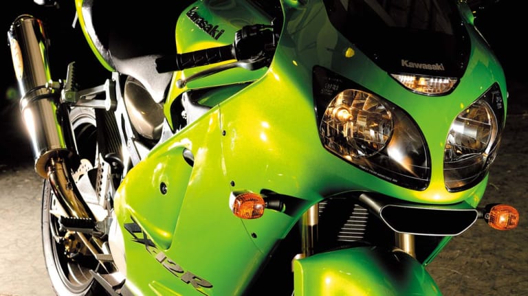 時代を切り拓いた革新のエポックマシン:カワサキ ニンジャZX-12R|革新のエポックマシン:カワサキ ニンジャZX-12R【モノコックバックボーンフレーム】