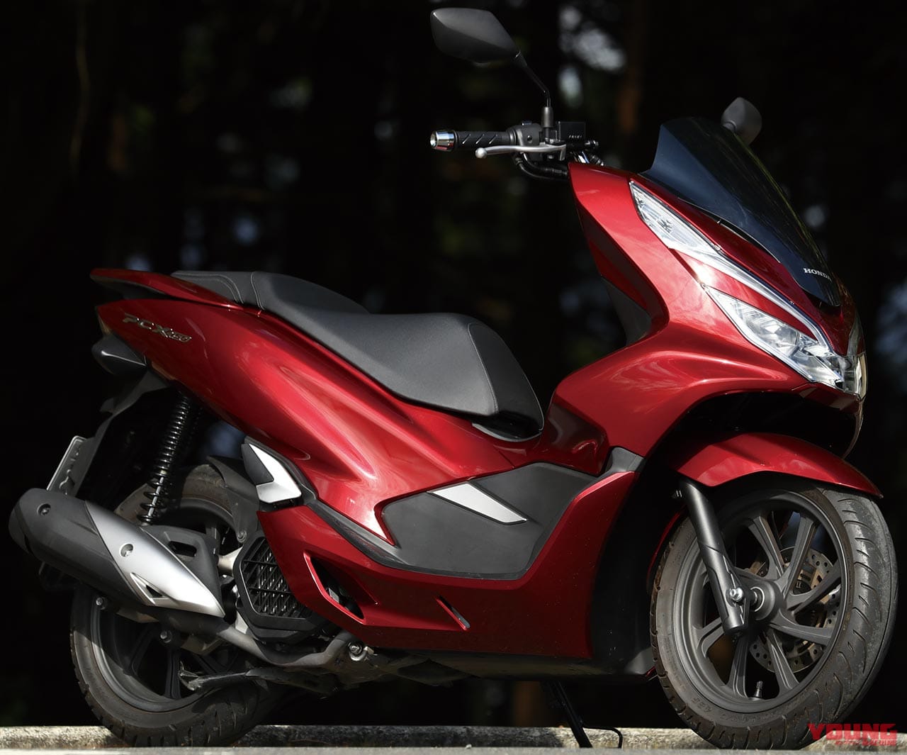 18ホンダpcx150abs試乗インプレッション前編 レーシングライダー岡崎静夏 Webヤングマシン 最新バイク情報 18ホンダpcx150abs試乗インプレッション前編 レーシングライダー岡崎静夏 Webヤングマシン 最新バイク情報