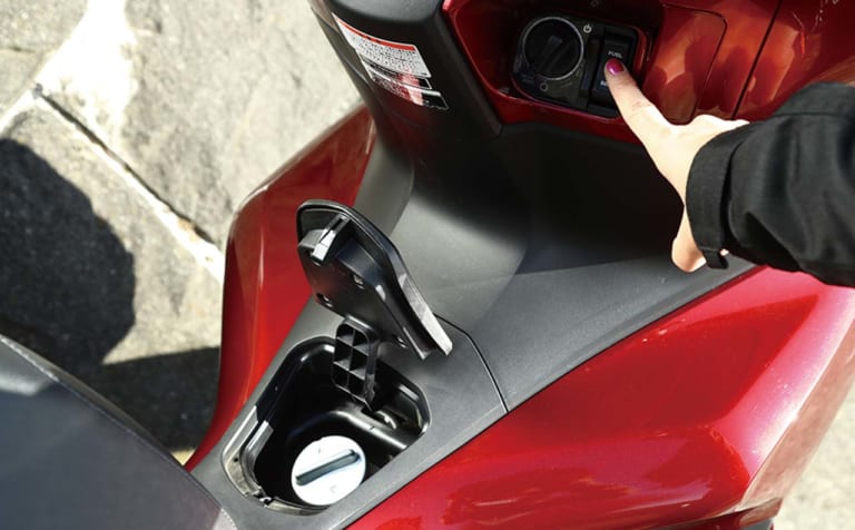 岡崎静夏 ホンダ PCX150ABS|’18ホンダPCX150ABS試乗インプレッション後編【レーシングライダー岡崎静夏】