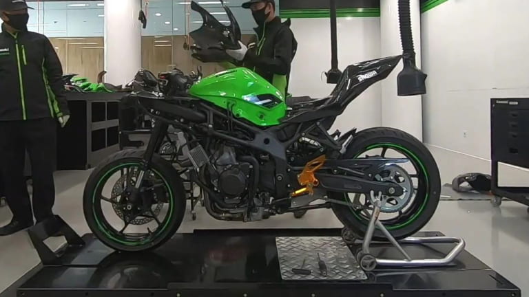 映像】ニンジャZX-25Rがカウルを脱いだ！ A-TECHのドライ
