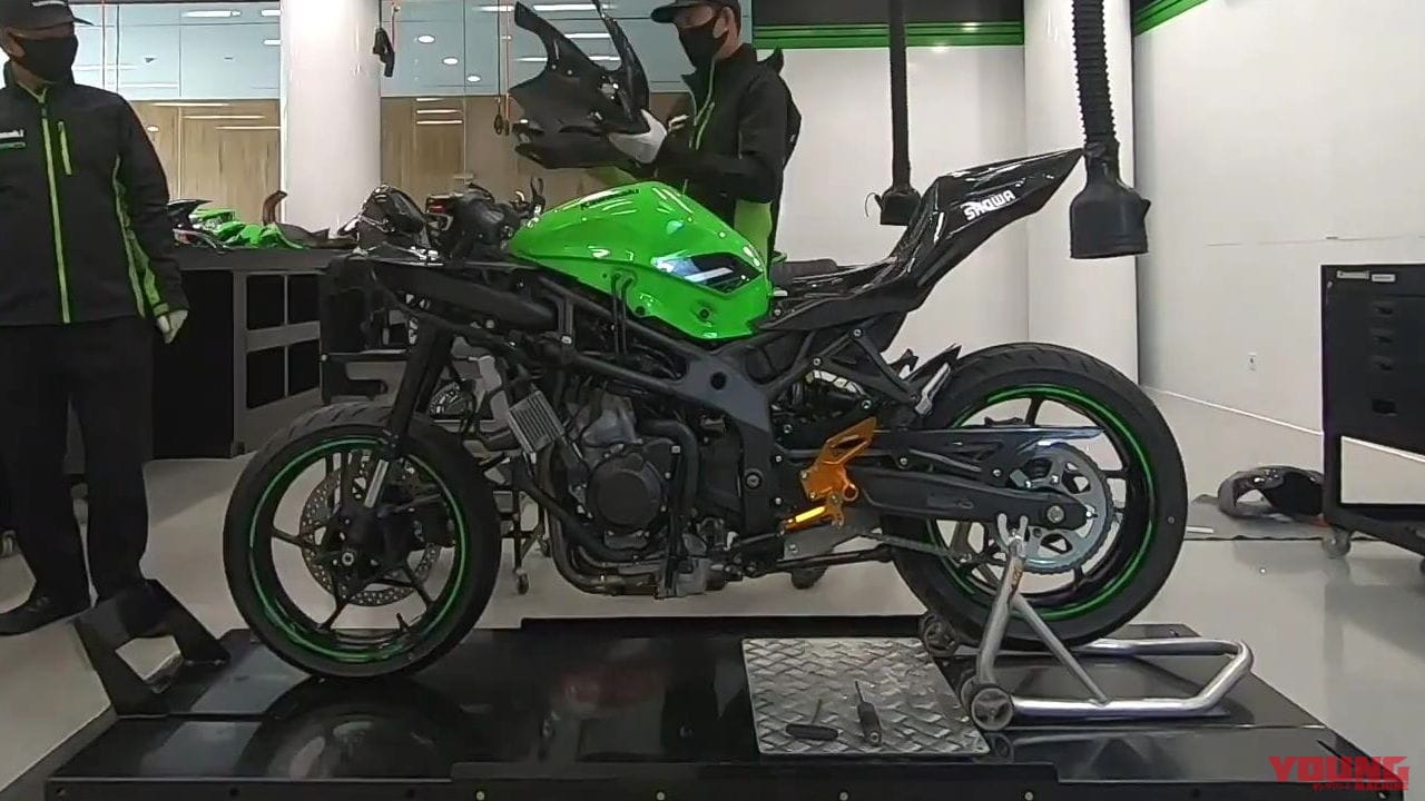 カワサキNinja ZX-25R インドネシア仕様|【映像】ニンジャZX-25Rがカウルを脱いだ! A-TECHのドライカーボンパーツ換装で中身がチラリ