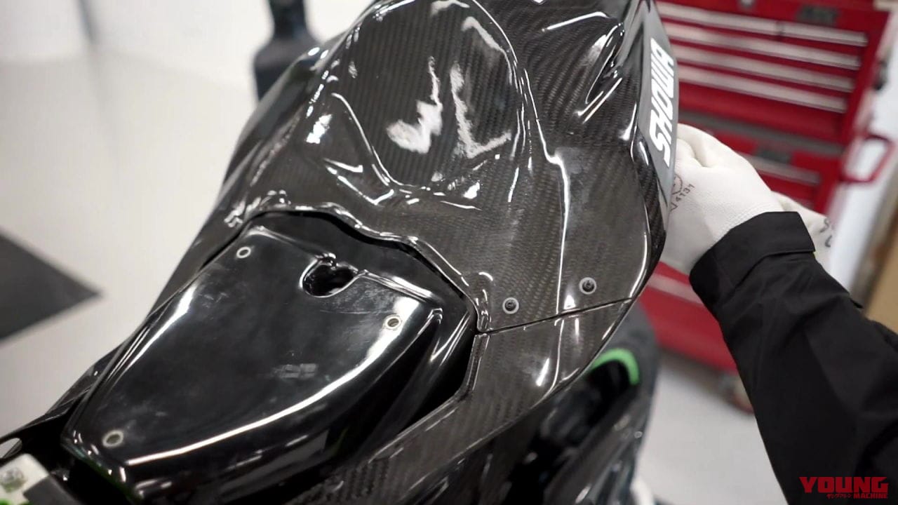 カワサキNinja ZX-25R インドネシア仕様|【映像】ニンジャZX-25Rがカウルを脱いだ! A-TECHのドライカーボンパーツ換装で中身がチラリ