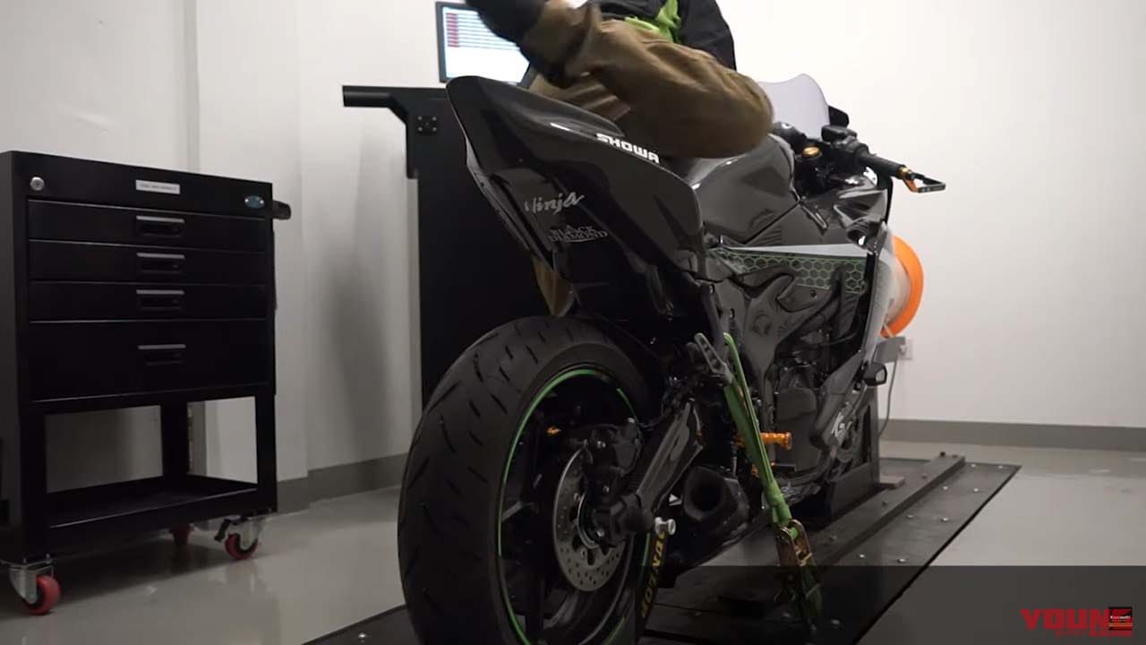 カワサキ ニンジャZX-25R|【映像・音量注意】ヨシムラ管サウンド全開! カワサキ「Ninja ZX-25R」をレブリミットまで回す