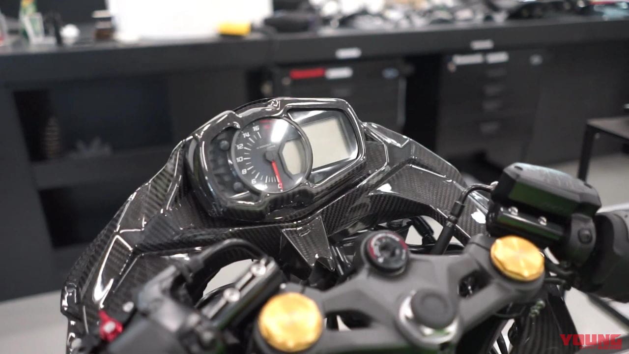 カワサキNinja ZX-25R インドネシア仕様|【映像】ニンジャZX-25Rがカウルを脱いだ! A-TECHのドライカーボンパーツ換装で中身がチラリ