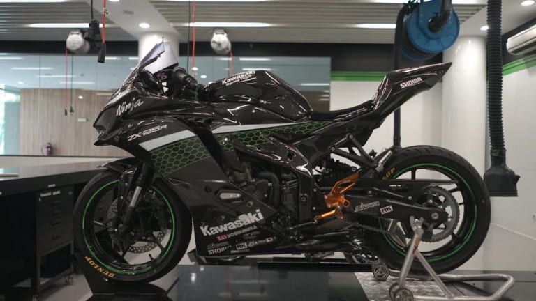 映像】ニンジャZX-25Rがカウルを脱いだ！ A-TECHのドライ