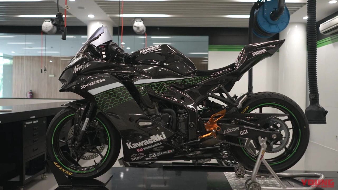 カワサキNinja ZX-25R インドネシア仕様|【映像】ニンジャZX-25Rがカウルを脱いだ! A-TECHのドライカーボンパーツ換装で中身がチラリ