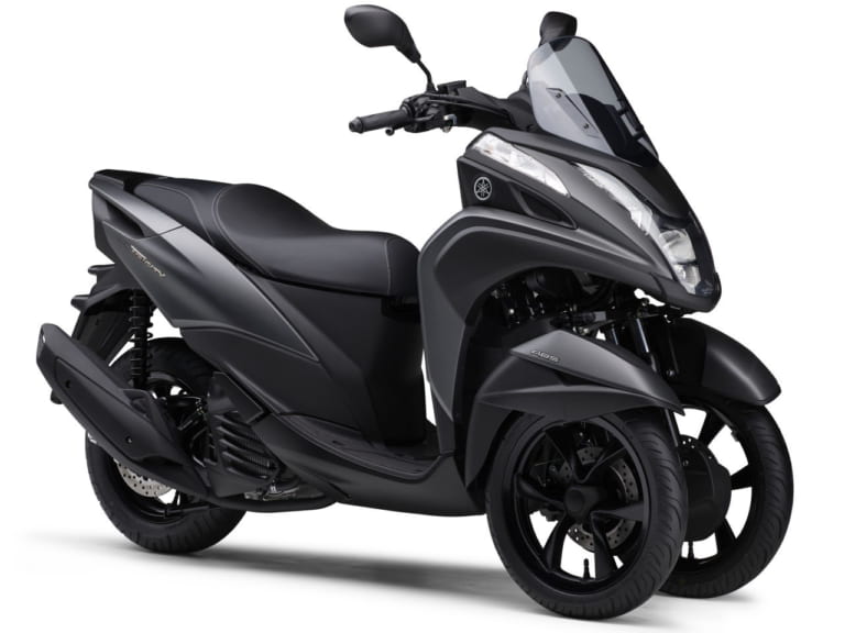 トリシティ　155CC マットブラック 青が足元に映える！ ヤマハの3輪スクーター「トリシティ155」に
