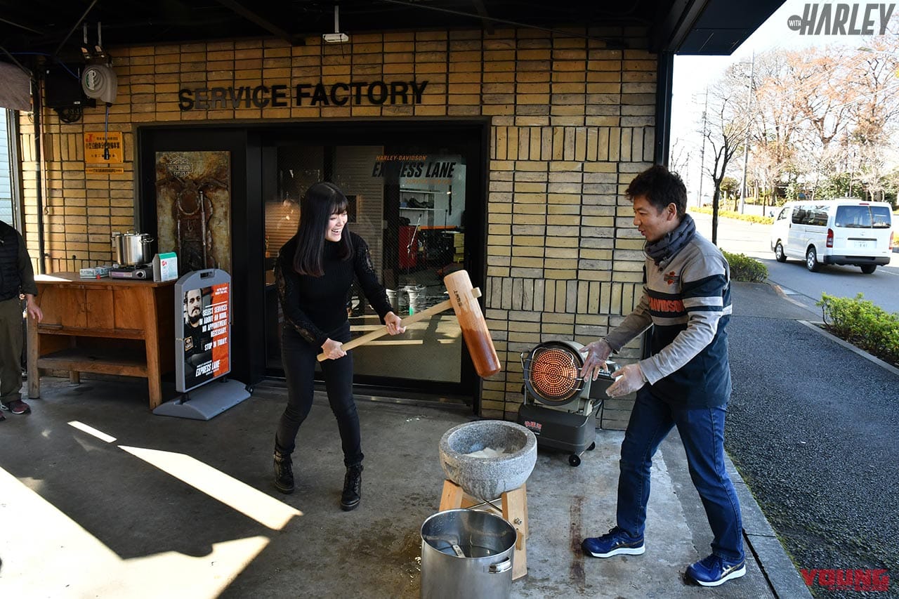 餅つきする愛佳ちゃん|ハーレー東久留米、新型コロナショック前のイベント振り返り【国友愛佳&rurikoも参戦】