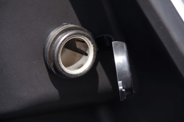 ホンダ ベンリィe:I|電源ソケット|ホンダ ベンリィe:I/プロ〈いま国内で買える新型バイクカタログ|原付一種 新基準原付(125-50cc)〉【2026最新版】