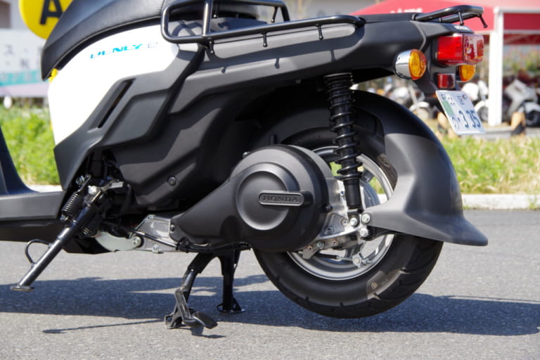ホンダ ベンリィe:I|リヤまわり|ホンダ ベンリィe:I/プロ〈いま国内で買える新型バイクカタログ|原付一種 新基準原付(125-50cc)〉【2026最新版】