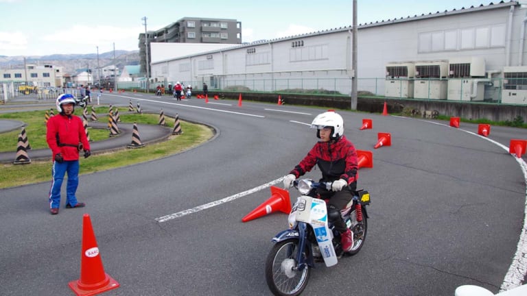 二輪車利用環境改善部会レポート|免許のない高校生がバイクを体験【三ない運動が阻んできた体験型学習が実現】