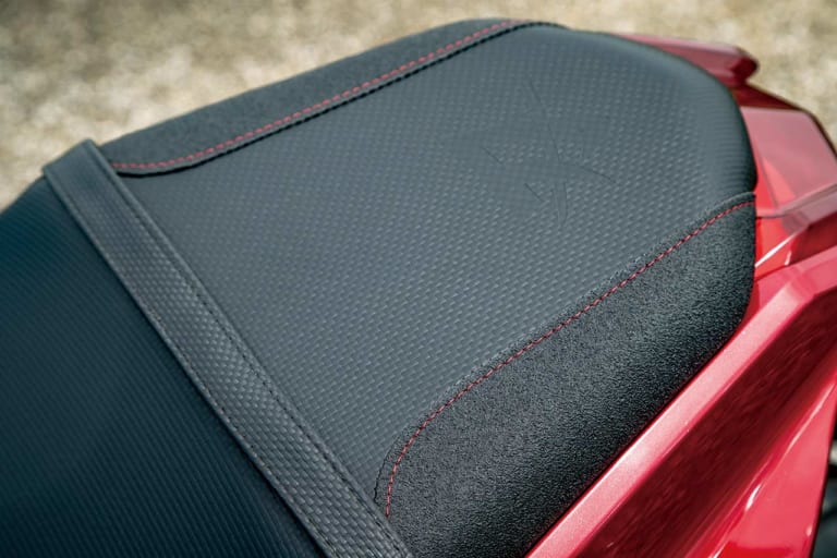 スズキ KATANA|市販化熱望!”赤刀&艶無黒刀”見参【KATANA唯一無二の存在感を特別色で表現】