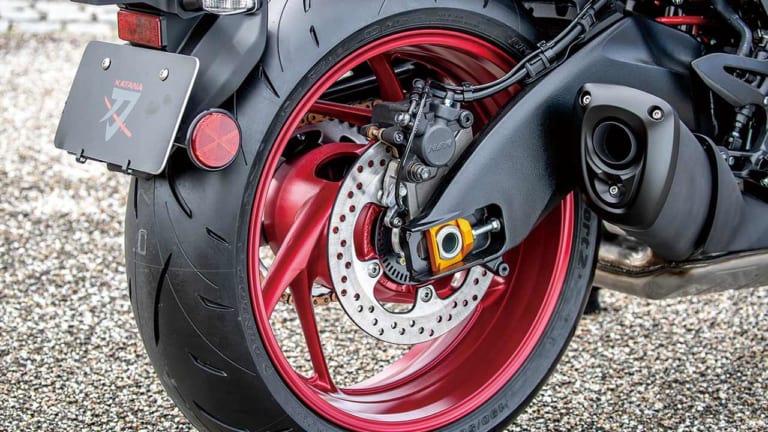 スズキ KATANA|市販化熱望!”赤刀&艶無黒刀”見参【KATANA唯一無二の存在感を特別色で表現】