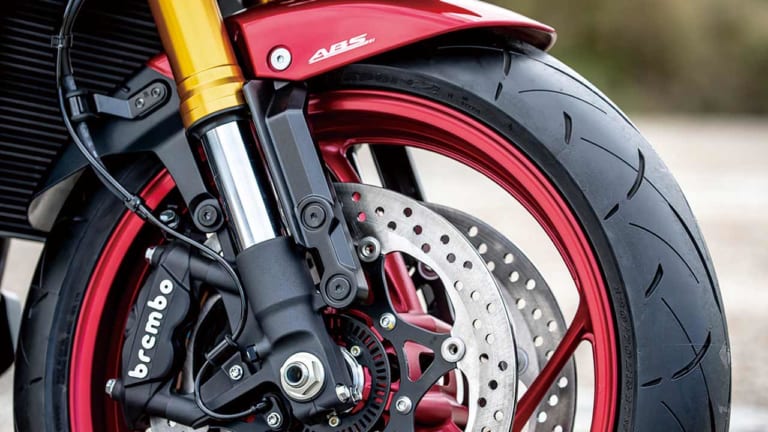 スズキ KATANA|市販化熱望!”赤刀&艶無黒刀”見参【KATANA唯一無二の存在感を特別色で表現】