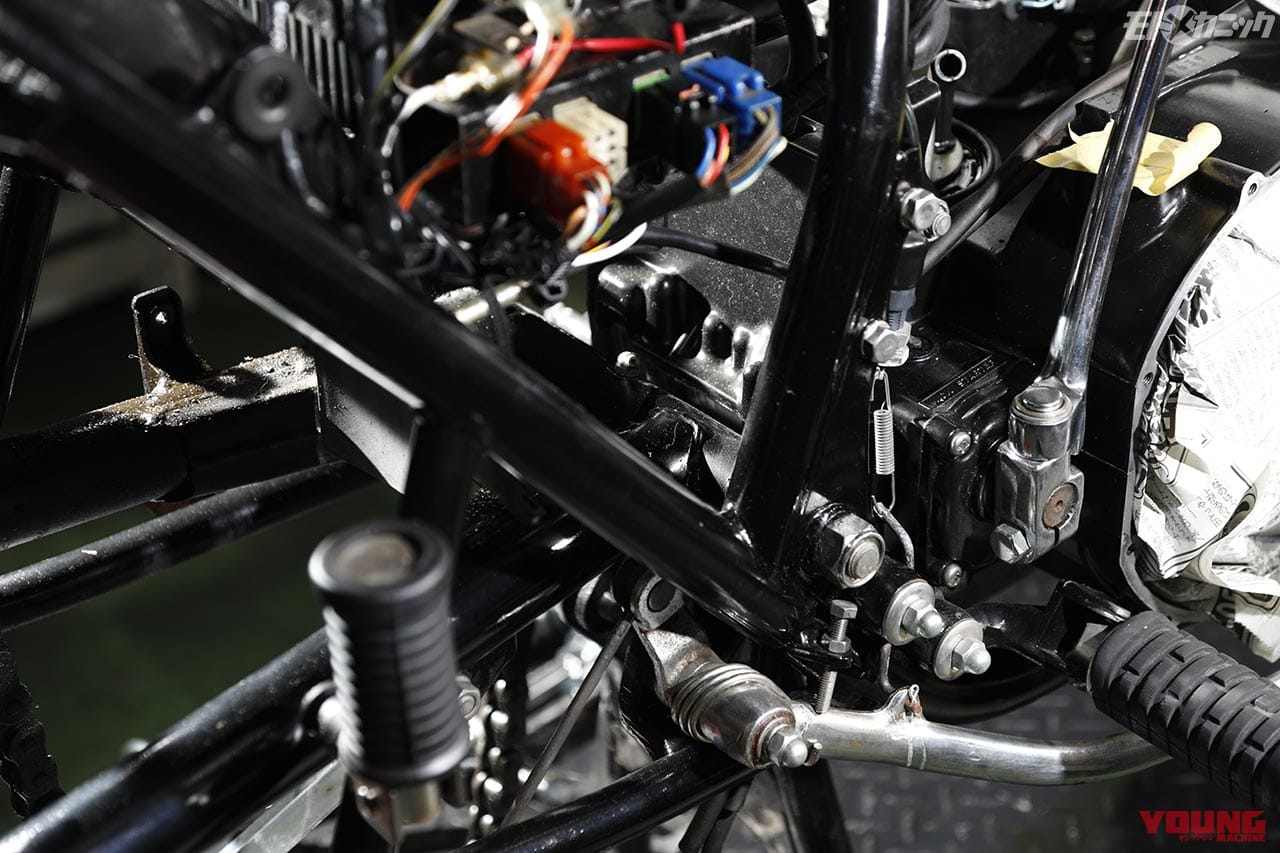 モトジョイ「とことん整備」スイングアームピボット|絶版バイク整備の要・”首”と”腰”を中心に徹底チェック【モトジョイ とことん整備】