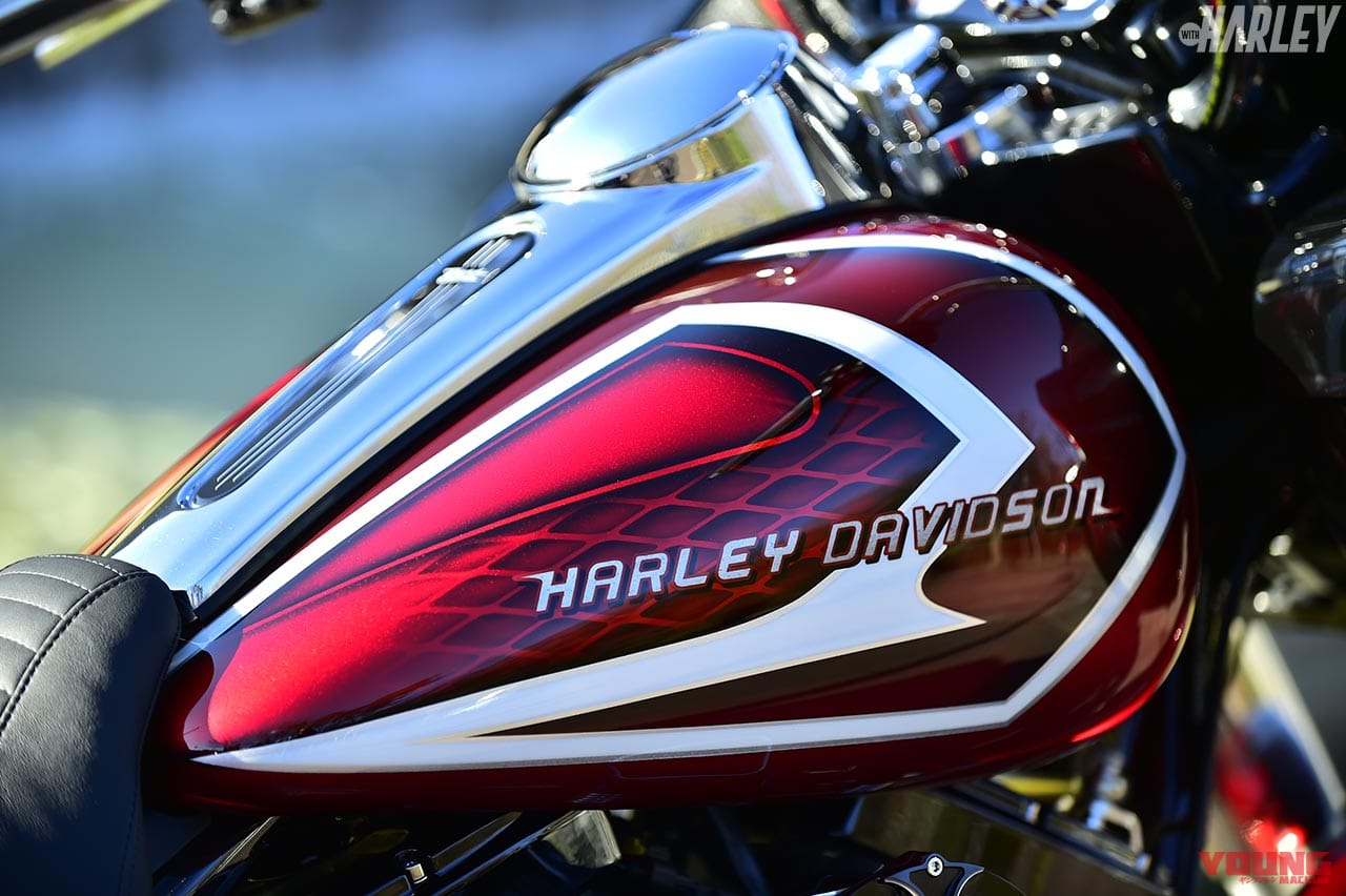 カスタムペイントが施されたタンク|S&S T124エンジンを合法車検対応に。ボルトオンキット搭載ハーレーバガーカスタム