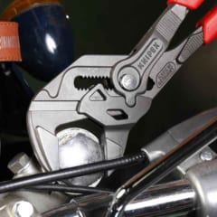 クニペックスのプライヤー