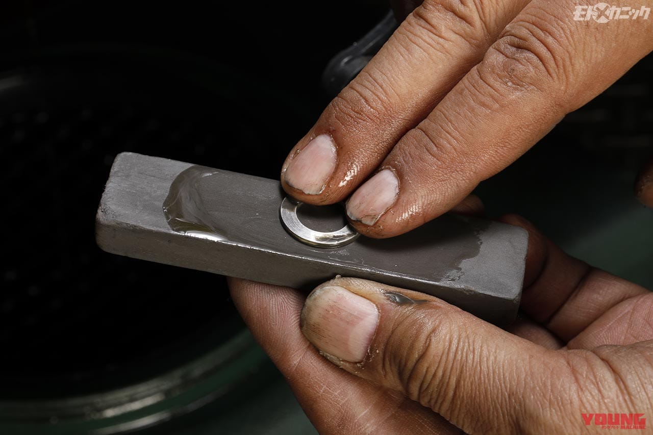 オイルストンで段差を面だしして再利用|高年式車や新車でも高品質ケミカルのオイル交換&グリースアップを【スーパーゾイル】