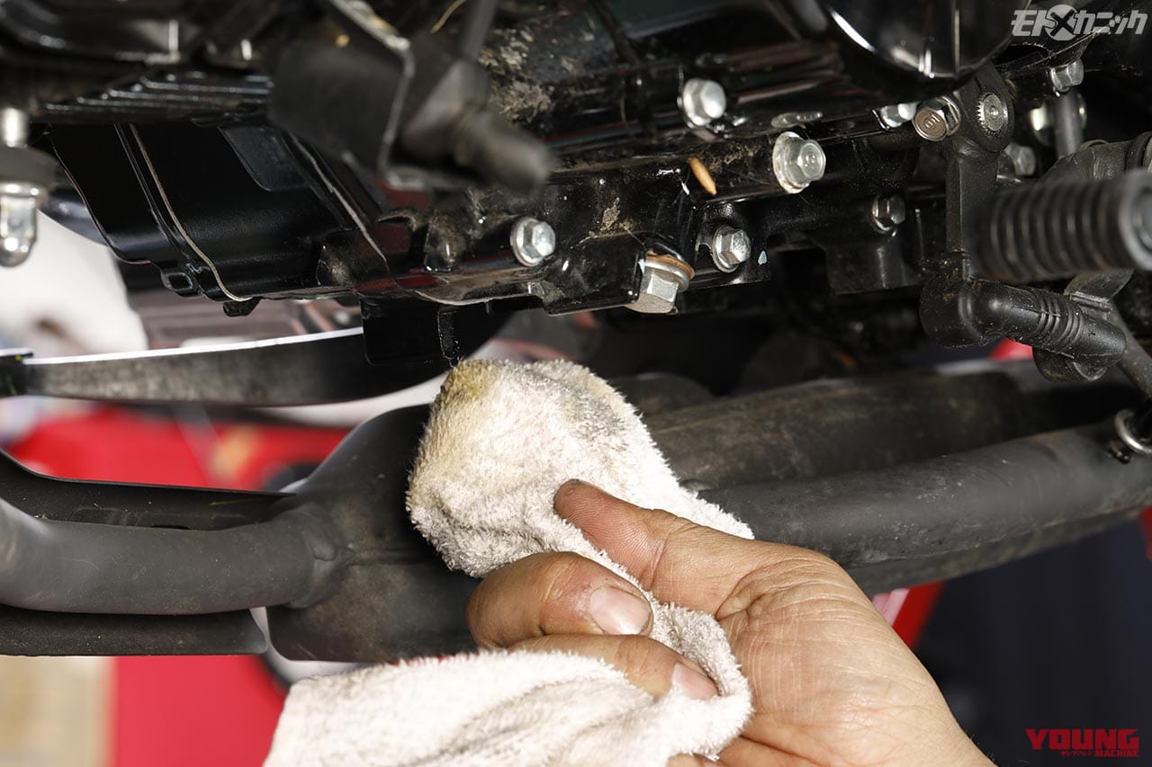 汚れているときはパーツクリーナーやブラシで洗い流してから作業|高年式車や新車でも高品質ケミカルのオイル交換&グリースアップを【スーパーゾイル】