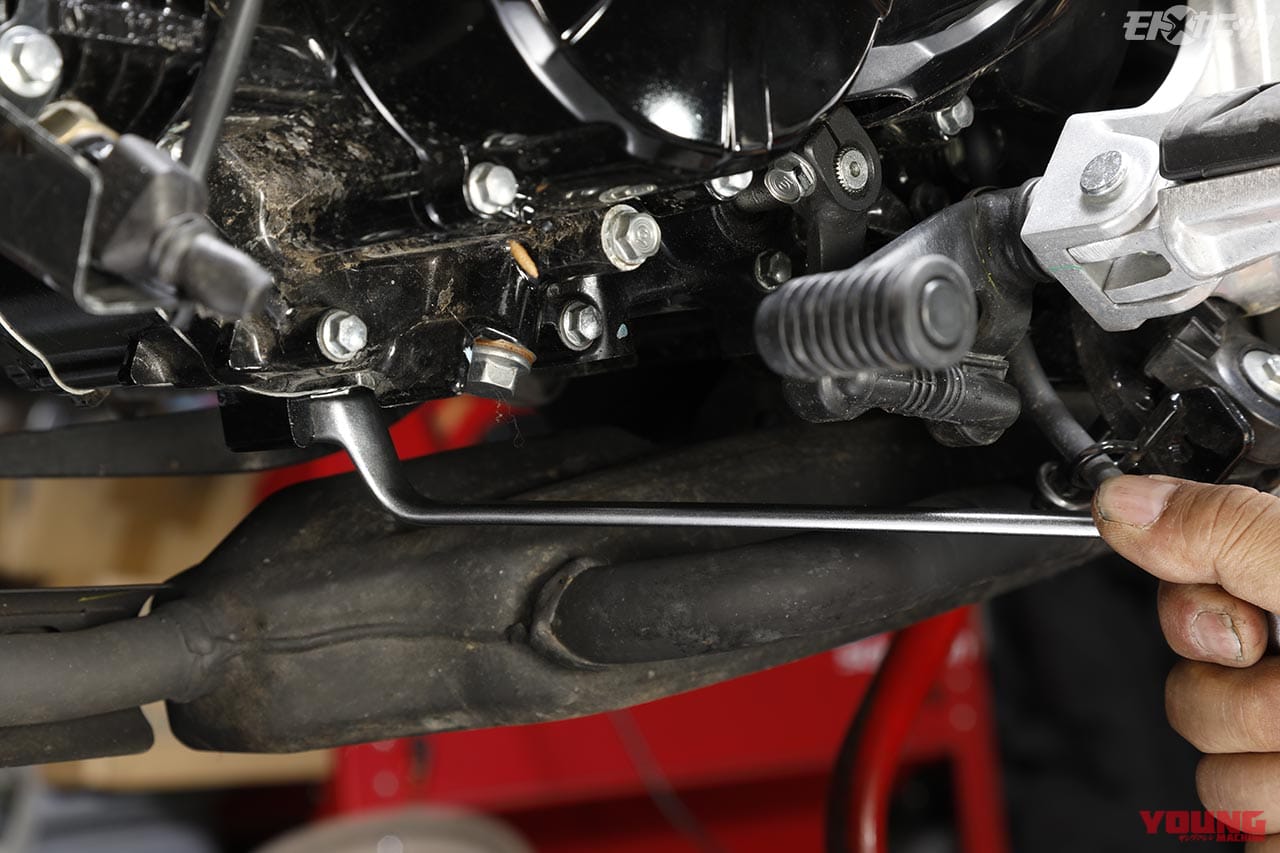 ウエスで拭き取り、ドレンを指先で締めてからレンチで締めた|高年式車や新車でも高品質ケミカルのオイル交換&グリースアップを【スーパーゾイル】