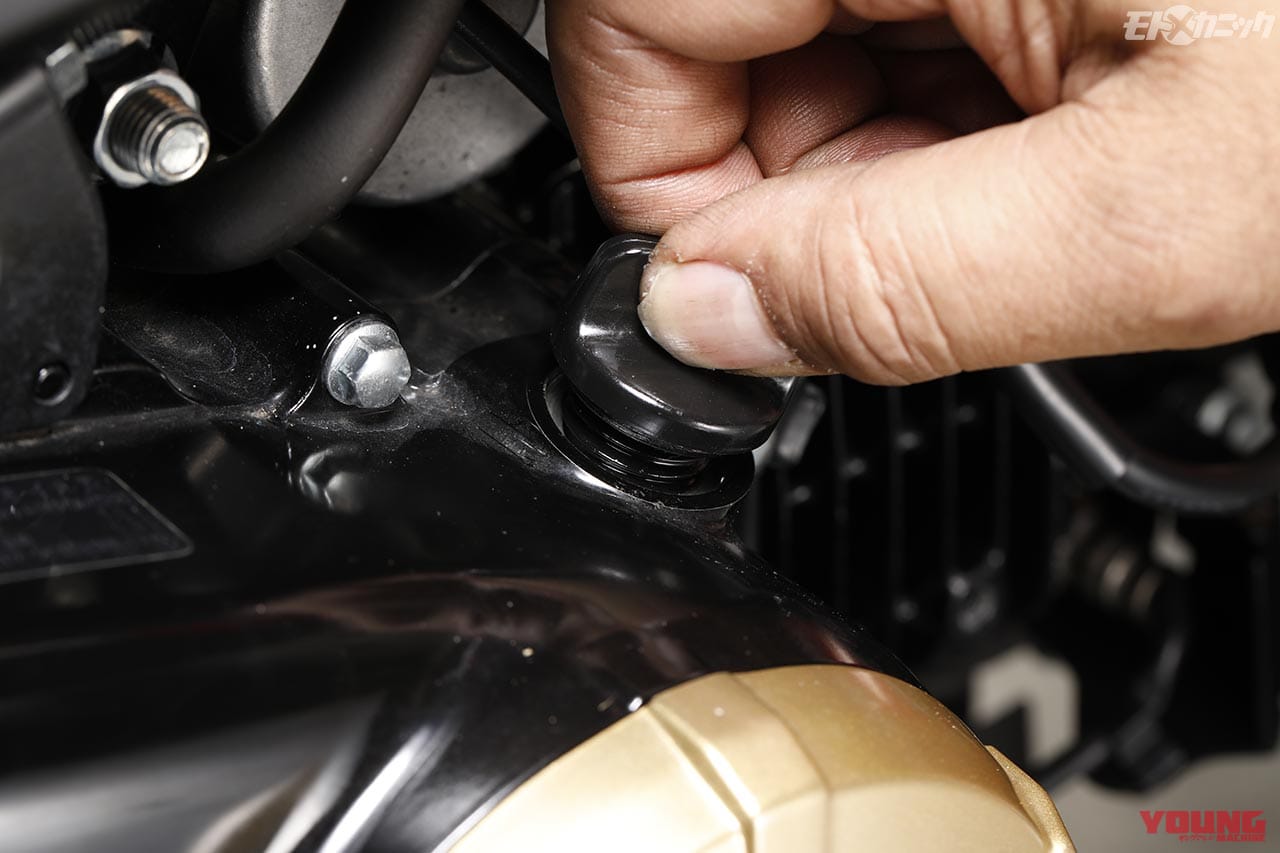 フィラーを押し付けてレベル測定|高年式車や新車でも高品質ケミカルのオイル交換&グリースアップを【スーパーゾイル】