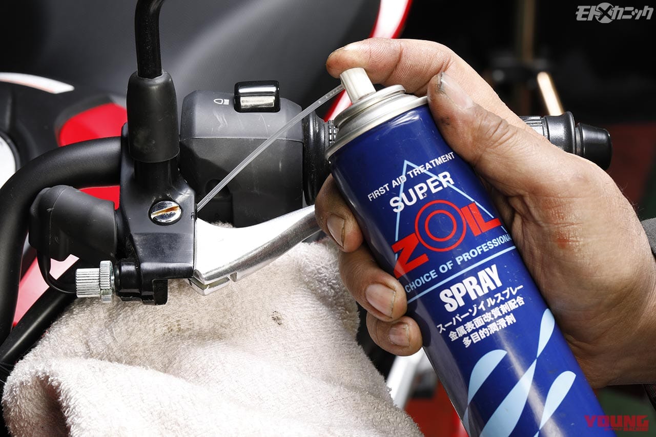 クラッチレバーのピボットは油分が無くなる前にオイルやグリースを塗布|高年式車や新車でも高品質ケミカルのオイル交換&グリースアップを【スーパーゾイル】