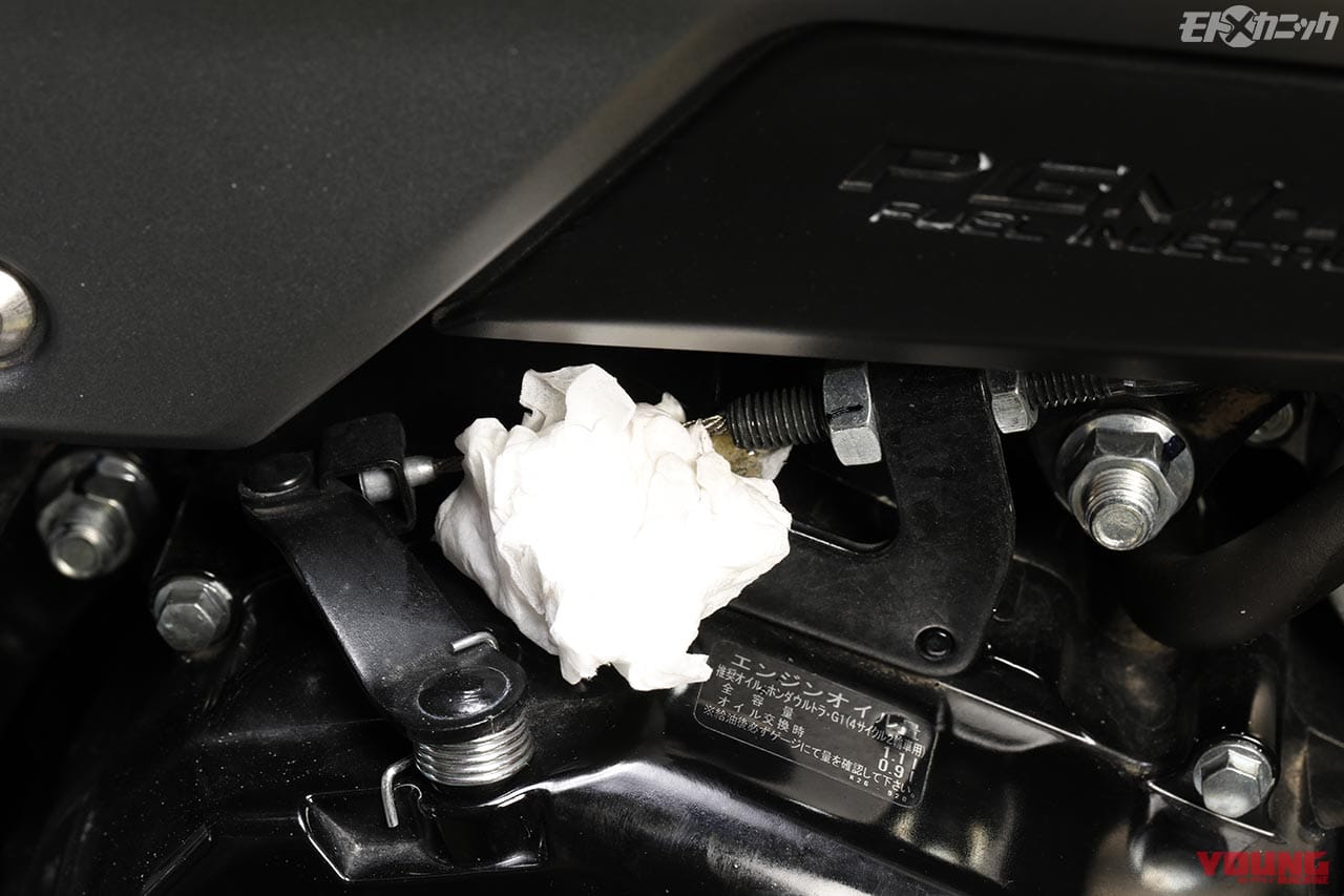 クラッチケーブルへの注油はケーブル下にティッシュやウエスを敷いてから|高年式車や新車でも高品質ケミカルのオイル交換&グリースアップを【スーパーゾイル】