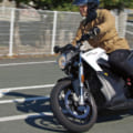 電動ネイキッドバイクZERO SR試乗レポート【リッターマシン越えのトルク!?】