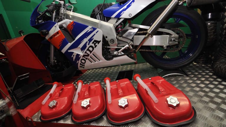 NSR250R ハイオクガソリン比較|中身は同じだった!?【ガチ比較】ガソリンで出力は変わるのか、4社のハイオクをNSR250Rでパワー測定