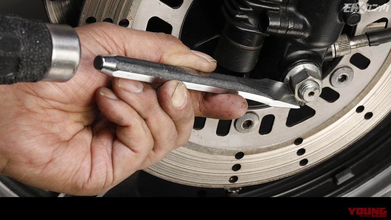 折れた 潰れたボルトはタガネで細かく叩いて抜き取る Pbスイスツールズ Webヤングマシン 最新バイク情報 折れた 潰れたボルトはタガネで細かく叩いて抜き取る Pbスイスツールズ Webヤングマシン 最新バイク情報