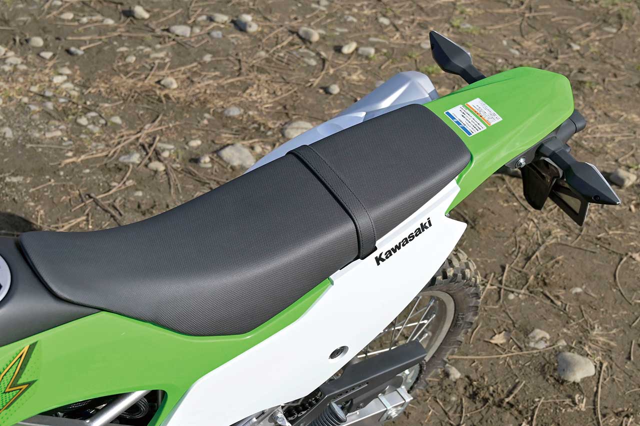 カワサキ KLX230のシート|KLX230/CRF250L/セロー250FE徹底比較【#3/6 操作系 etc.】