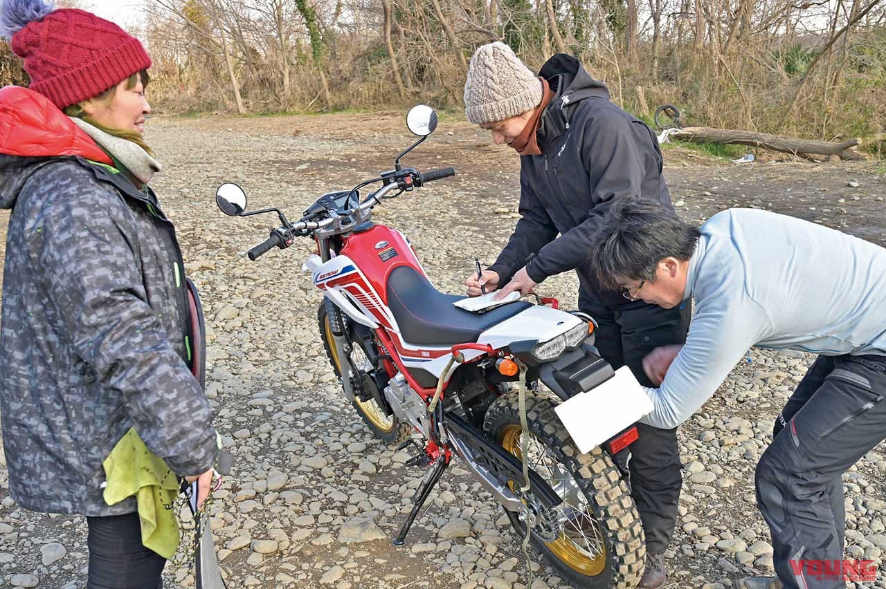 実際にバッグを固定して実証|KLX230/CRF250L/セロー250FE徹底比較【#5 サス|エンジン|積載性】