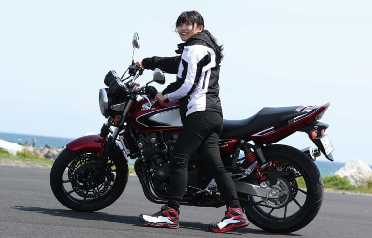 '20 HONDA CB400 SUPER FOUR|岡崎静夏の’20ホンダCB400SF試乗インプレ前編【”変わらない”がカッコいい】