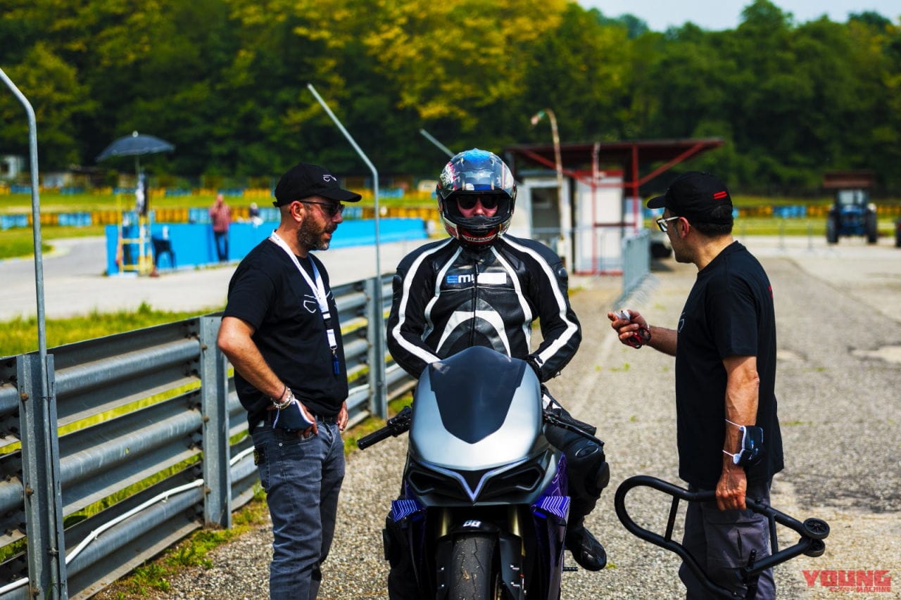 Emula-2electron|【映像】2スト250ccにも4スト600ccにも化ける?! 電動バイク「EMULA」はエンジンを操る感覚を完全再現