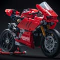 ドゥカティ パニガーレV4Rの精巧な”レゴ”登場【エンジンが回転する!】