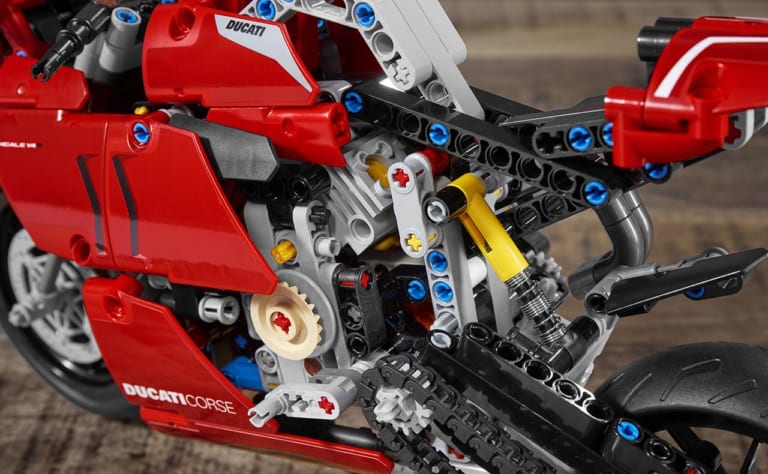 ドゥカティ パニガーレV4R レゴ テクニック|ドゥカティ パニガーレV4Rの精巧な”レゴ”登場【エンジンが回転する!】