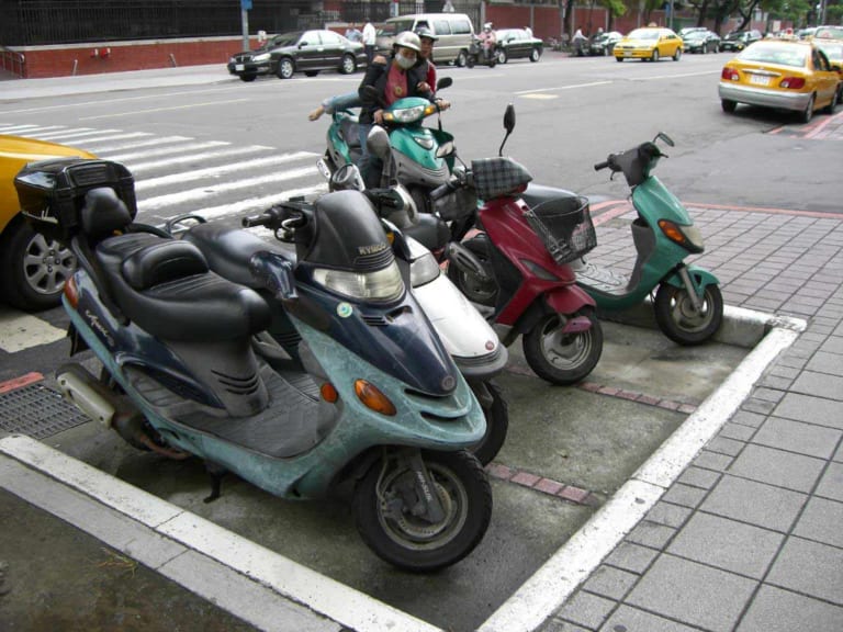 '19年バイク駐車違反件数が約1万件減少【8年連続減も駐車場整備は依然進まず】|’19年バイク駐車違反件数が約1万件減少【8年連続減も駐車場整備は依然進まず】