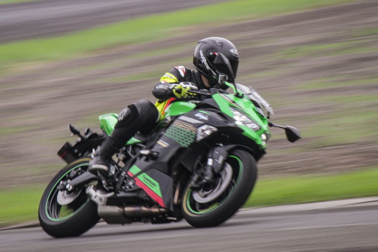 カワサキ ニンジャZX-25R|【試乗速報】ニンジャZX-25R「最高速186km/h、まだまだ伸びそうだ」50ps仕様に乗った!