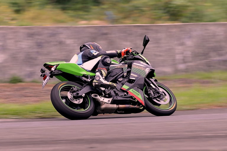 カワサキ ニンジャZX-25R|【試乗速報】ニンジャZX-25R「最高速186km/h、まだまだ伸びそうだ」50ps仕様に乗った!