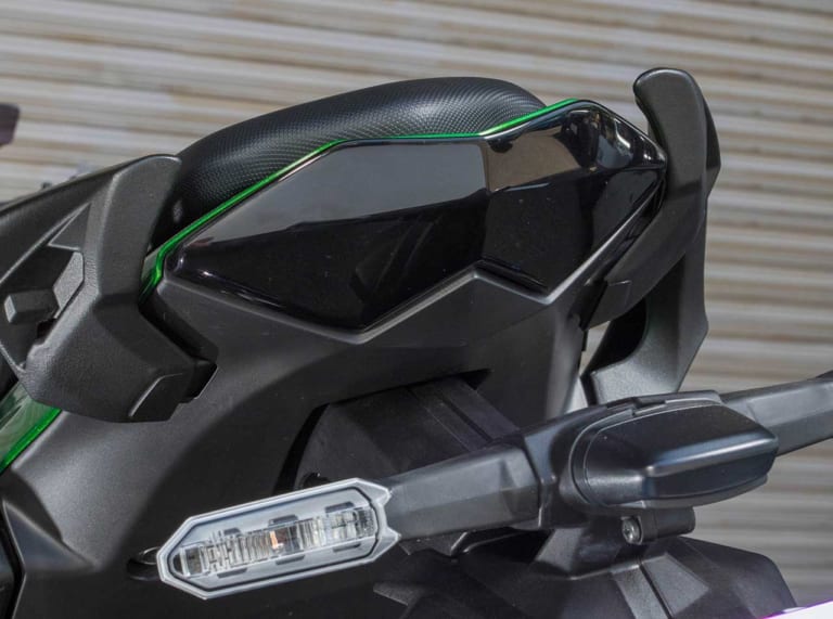 ビート ブラックテール|カワサキNinja 1000SX BEETカスタム【ナサートエボリューションタイプ2】