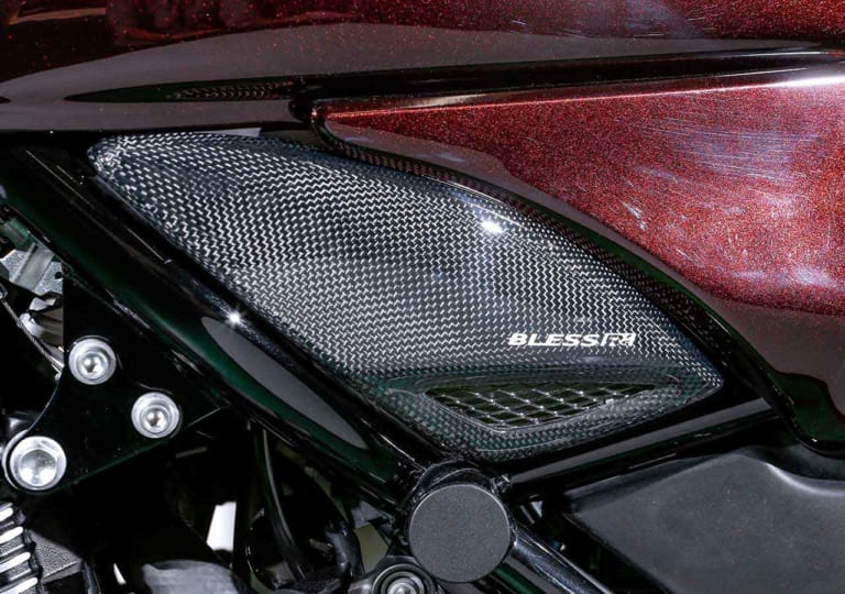 サイドカバー|カワサキZ900RSをカーボンエアロでスポーティにドレスアップ【ブレス アールズ】