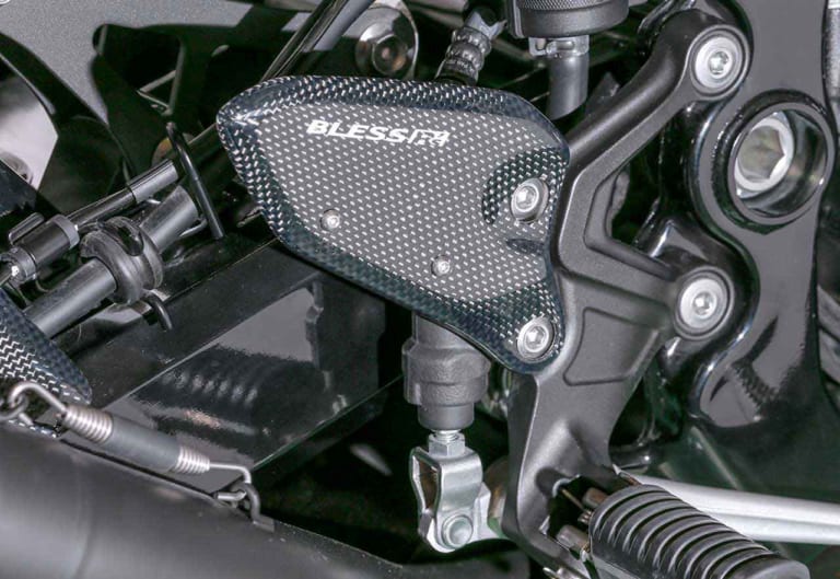 ステップヒールカバー|カワサキZ900RSをカーボンエアロでスポーティにドレスアップ【ブレス アールズ】