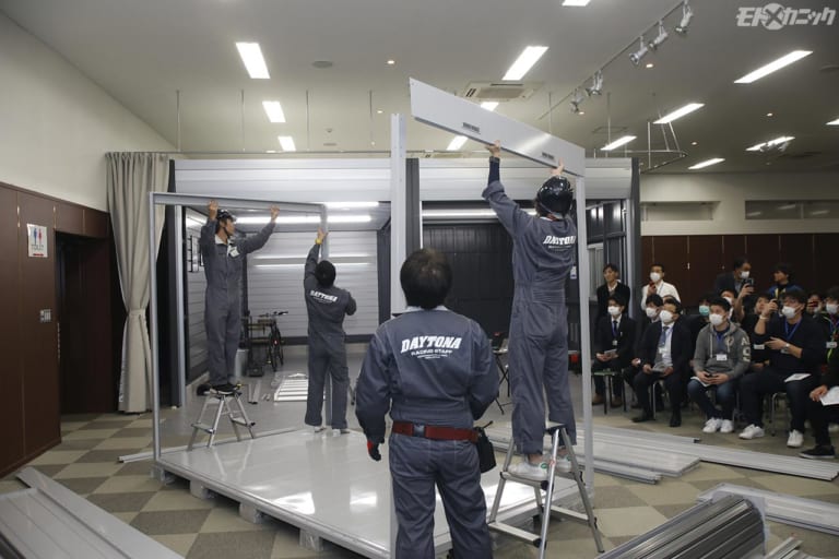 組み立ての模様|デイトナのバイク専用ガレージが出荷累計1000棟を達成 【盗難防止にも役立つ】