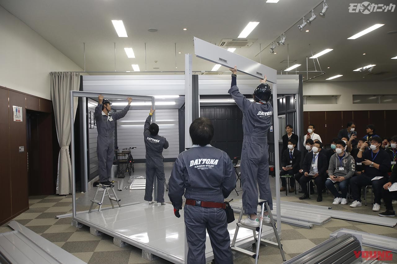組み立ての模様|デイトナのバイク専用ガレージが出荷累計1000棟を達成 【盗難防止にも役立つ】