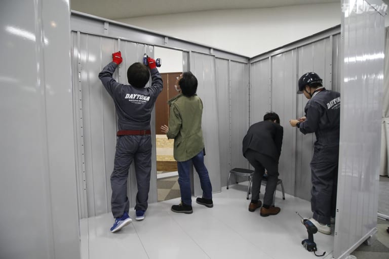 ベーシックシリーズの床は一体式のスチール製|デイトナのバイク専用ガレージが出荷累計1000棟を達成 【盗難防止にも役立つ】