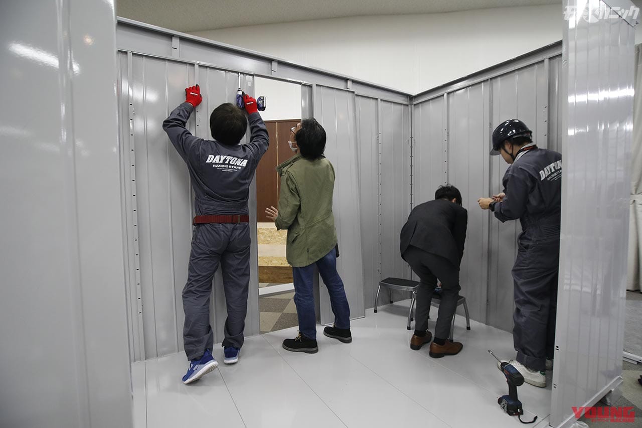 ベーシックシリーズの床は一体式のスチール製|デイトナのバイク専用ガレージが出荷累計1000棟を達成 【盗難防止にも役立つ】