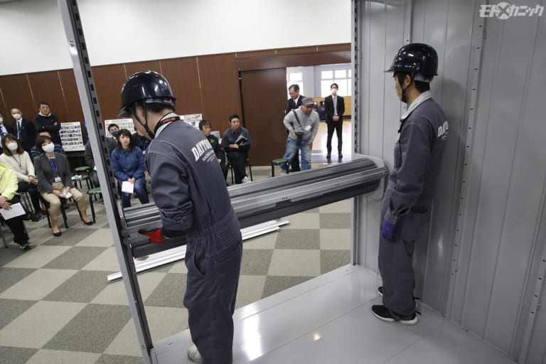 重いシャッターの両端にはフックがある|デイトナのバイク専用ガレージが出荷累計1000棟を達成 【盗難防止にも役立つ】