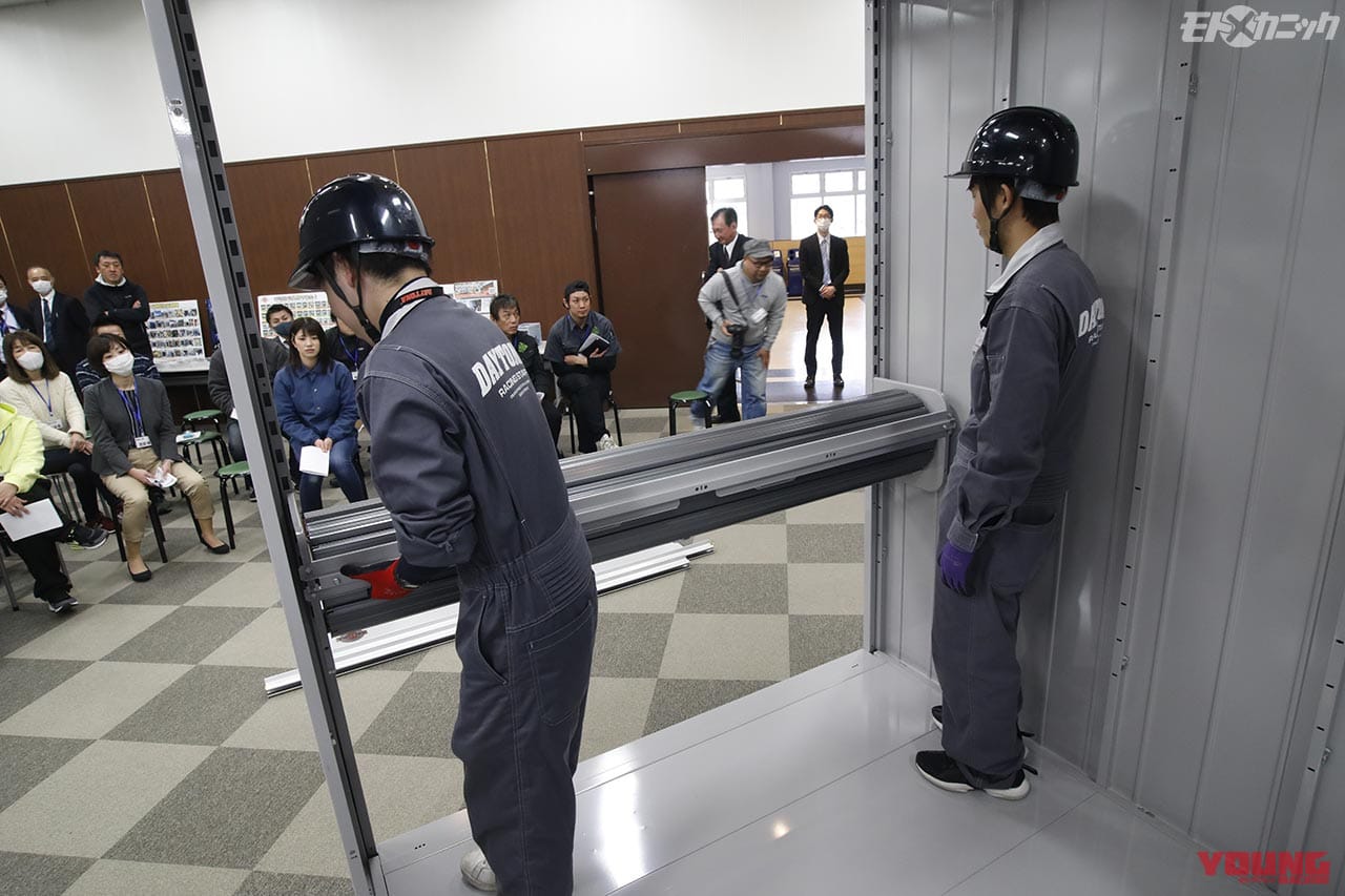 重いシャッターの両端にはフックがある|デイトナのバイク専用ガレージが出荷累計1000棟を達成 【盗難防止にも役立つ】